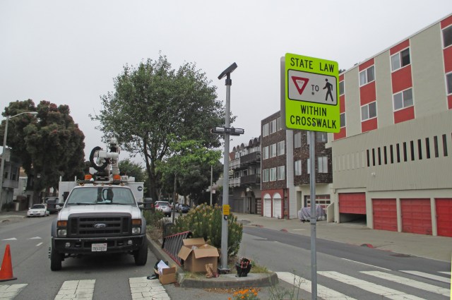 Detroit_ped_signal_installed_c_2017_08_24