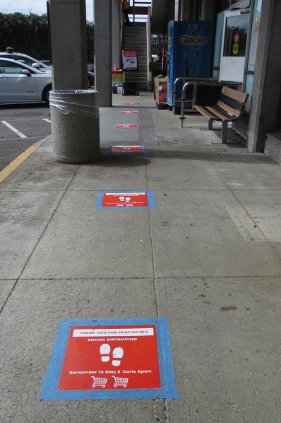Distancing markers at Safeway, Monterey Blvd. Photo: Sunnyside Neighborhood Association
